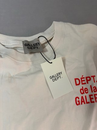Camiseta Gallery Dept. letras naranjas