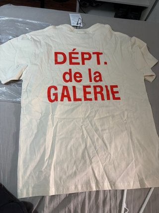 Camiseta Gallery Dept. letras naranjas