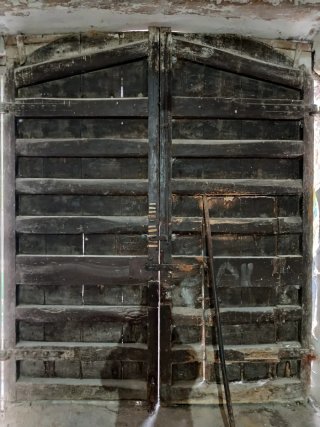 Portón Madera Maciza Antiguo con Postigo