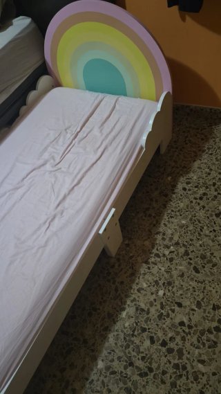 Cama infantil con diseño de arcoíris