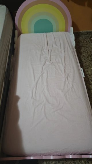 Cama infantil con diseño de arcoíris