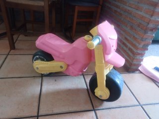 Moto correpasillos rosa y amarilla