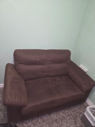 Sofá de 2 plazas en tela con muy poco uso
