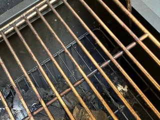 Barbacoa negra metal y madera