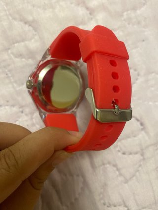 Reloj de pulsera rojo