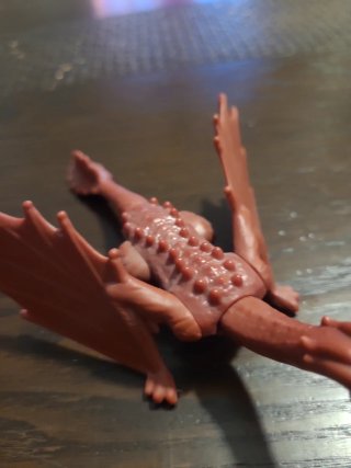 Juguete de dragón marrón