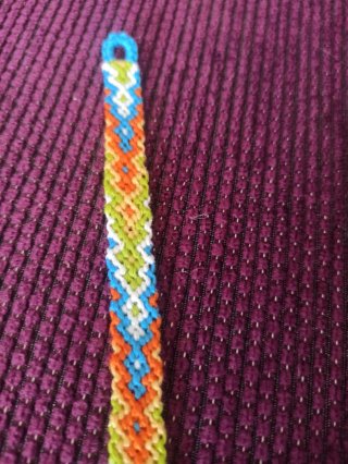Pulsera de hilos tejida
