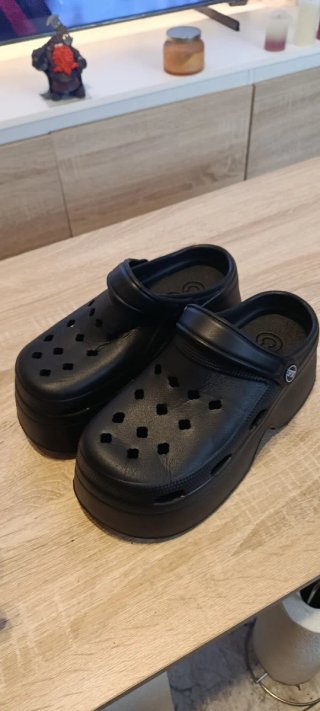 Zuecos estilo Crocs marca conno 6 plataforma negro