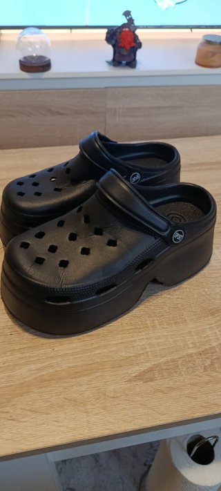 Zuecos estilo Crocs marca conno 6 plataforma negro