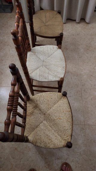 Juego de 3 sillas torneadas de anea
