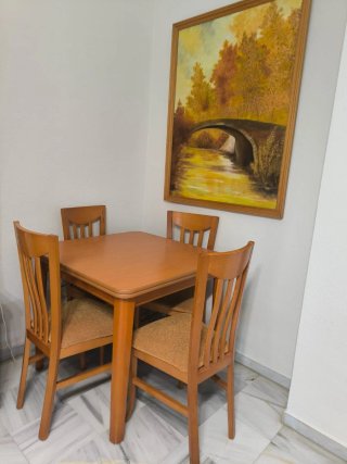 Mesa de comedor y 4 sillas madera