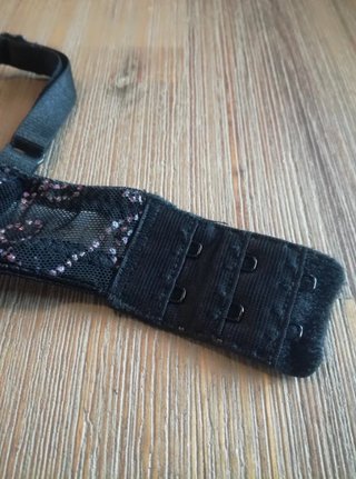 Reggiseno nero con ferretti e motivi luccicanti