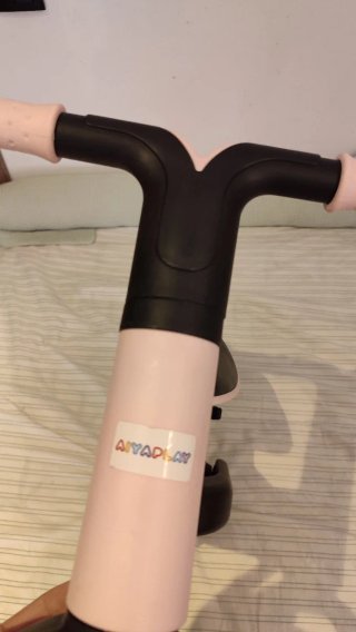 Bicicleta de equilibrio rosa y negra