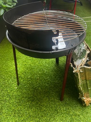 Barbacoa de camping negra y roja