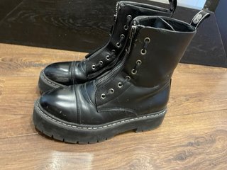 Botas negras con cremallera y plataforma DrMartens