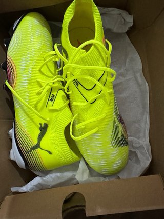 Botas de fútbol Puma amarillas y negras