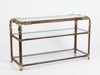 Recibidor de cristal con detalles dorados