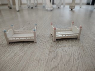 2 Gatitos Sylvanian con 2 Camitas