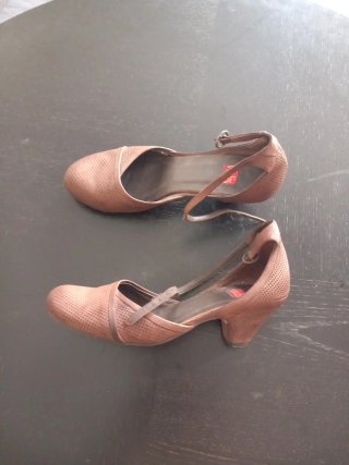Zapatos tacon medio color marron Vialis