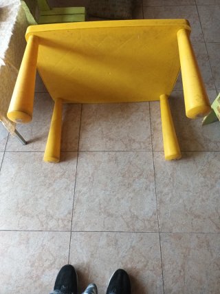 Mesa Mammut amarilla de plástico Ikea