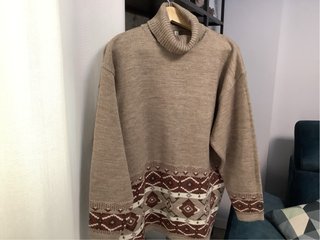 Jersey crudo cuello alto estampado
