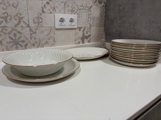Vajilla cerámica blanca y dorada
