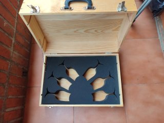 Caja de madera con compartimentos