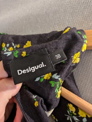 Vestido negro de Desigual con flores amarillas