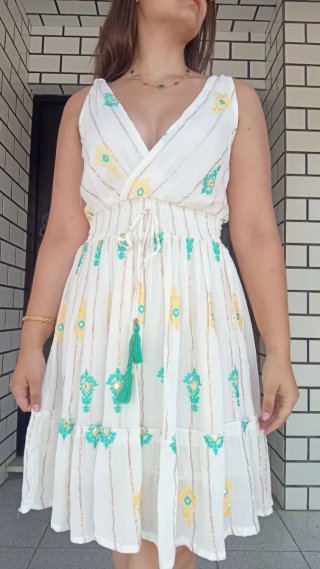 Vestido curto branco com detalhes verdes