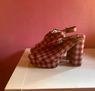 Sandalias de tacón con plataforma a cuadros