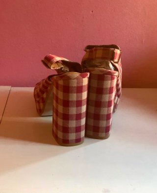 Sandalias de tacón con plataforma a cuadros