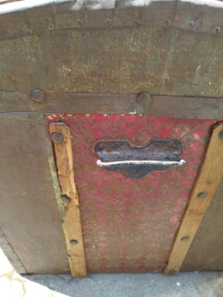Baúl antiguo madera y metal