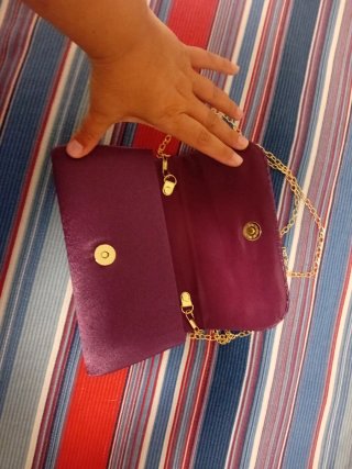 Pochette viola elegante con catena oro