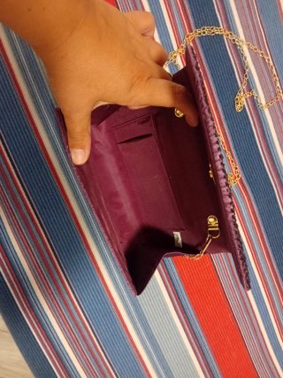 Pochette viola elegante con catena oro