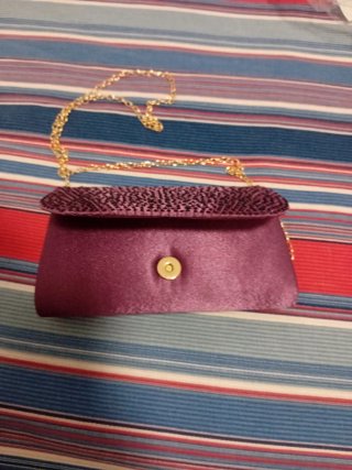 Pochette viola elegante con catena oro