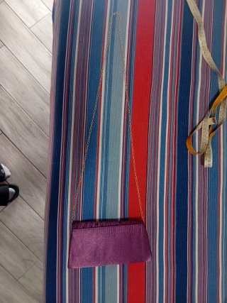 Pochette viola elegante con catena oro