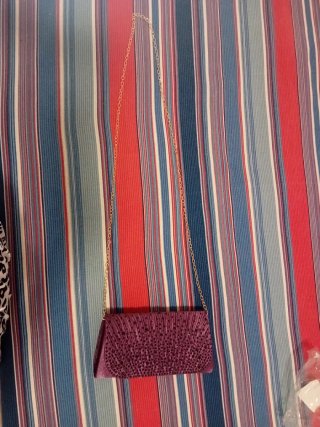 Pochette viola elegante con catena oro