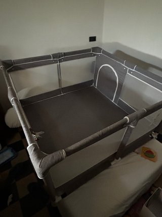 Parque infantil gris y blanco