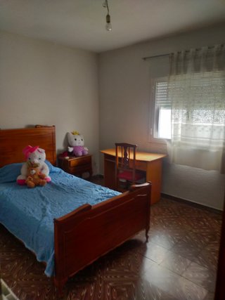 URGE HOY Cama, armario y 2 mesitas