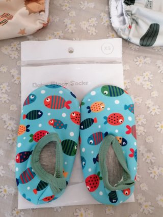 Calcetines de agua para bebé con peces