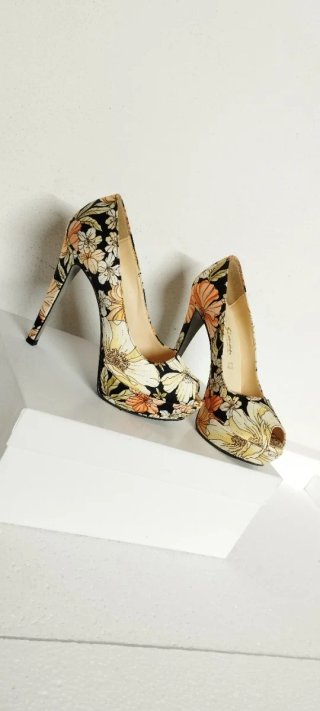 Scarpe con tacco floreali