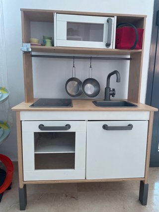 Cocinita de juguete Ikea con tazas y cesta