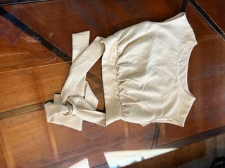 Top corto beige atado espalda