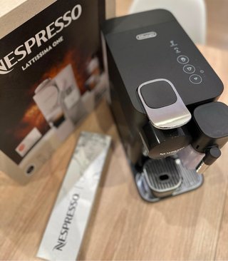 Cafetera Nespresso Lattissima One Negra