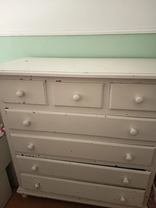 Cómoda blanca de madera