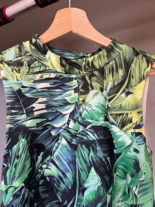 Vestito verde con fantasia tropicale