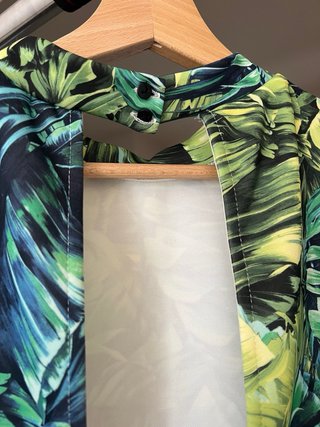 Vestito verde con fantasia tropicale