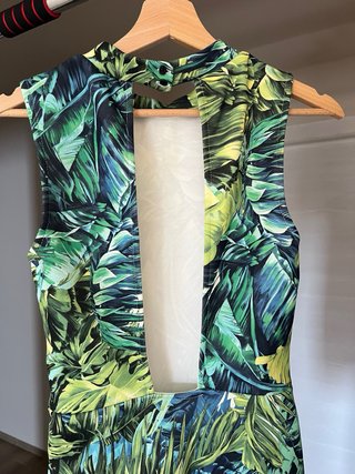 Vestito verde con fantasia tropicale