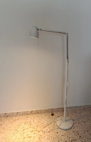 Lámpara de pie Ikea plateada y blanca