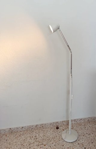 Lámpara de pie Ikea plateada y blanca